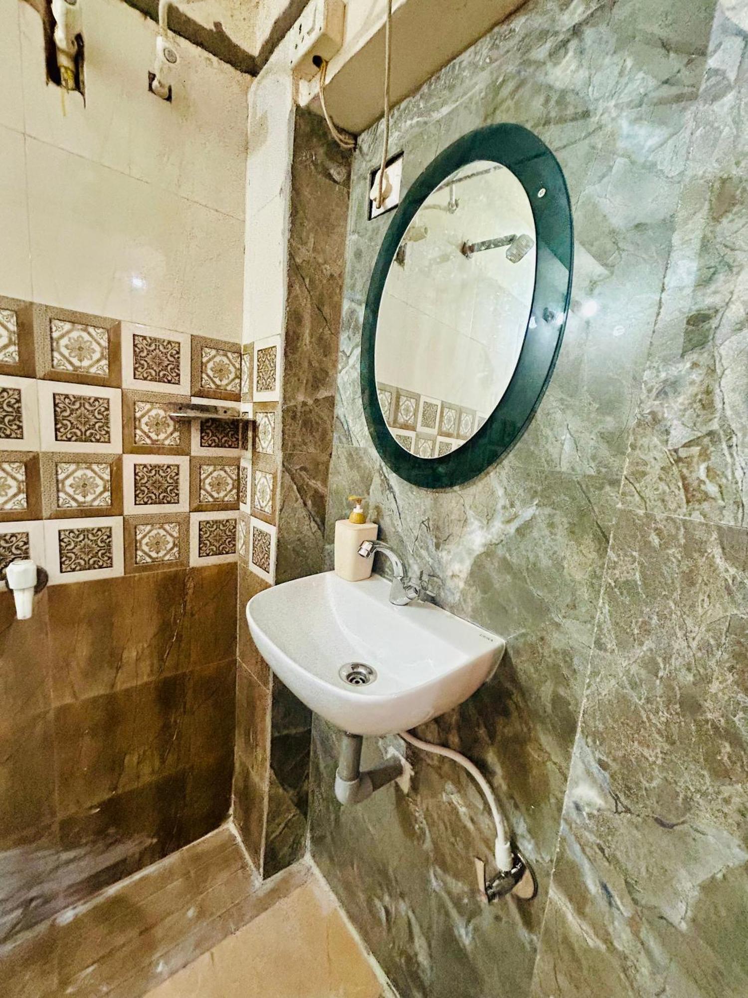 Sainik Guest House 500Mtr From Medanta Hospital Λάκναου Εξωτερικό φωτογραφία